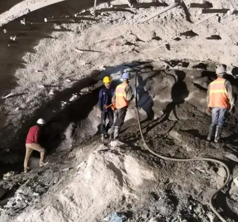 金川拱顶带模注浆料的施工流程及注意事项
